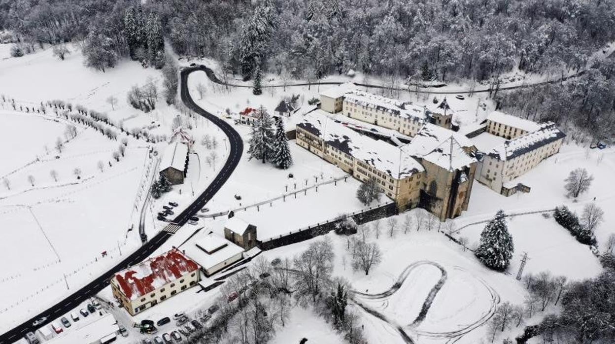 La Colegiata de Roncesvalles cubierta de nieve tras los últimos temporales que han afectado a la zona