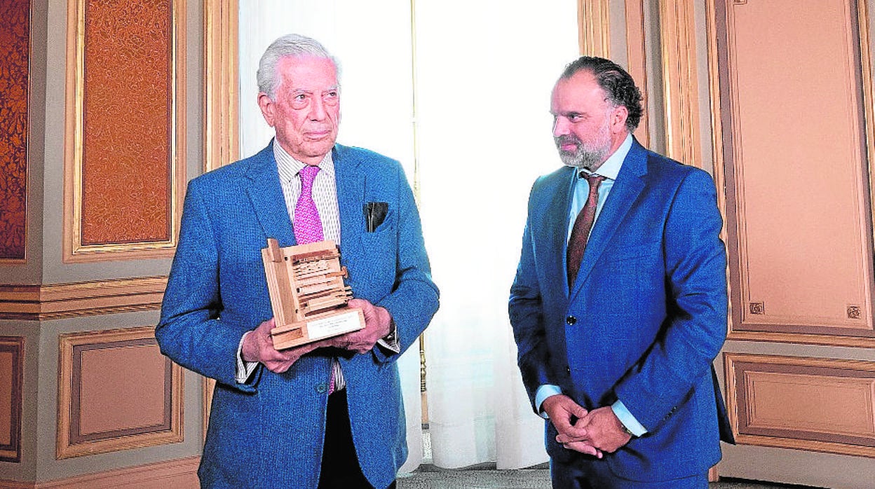 Fernando de Yarza entrega el premio a Vargas Llosa