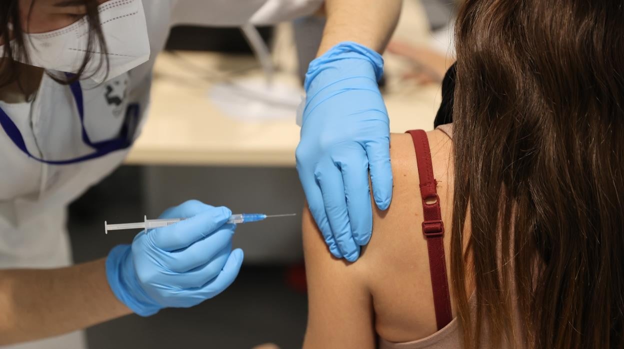 Algunos colectivos ya están recibiendo la tercera dosis de la vacuna contra el coronavirus