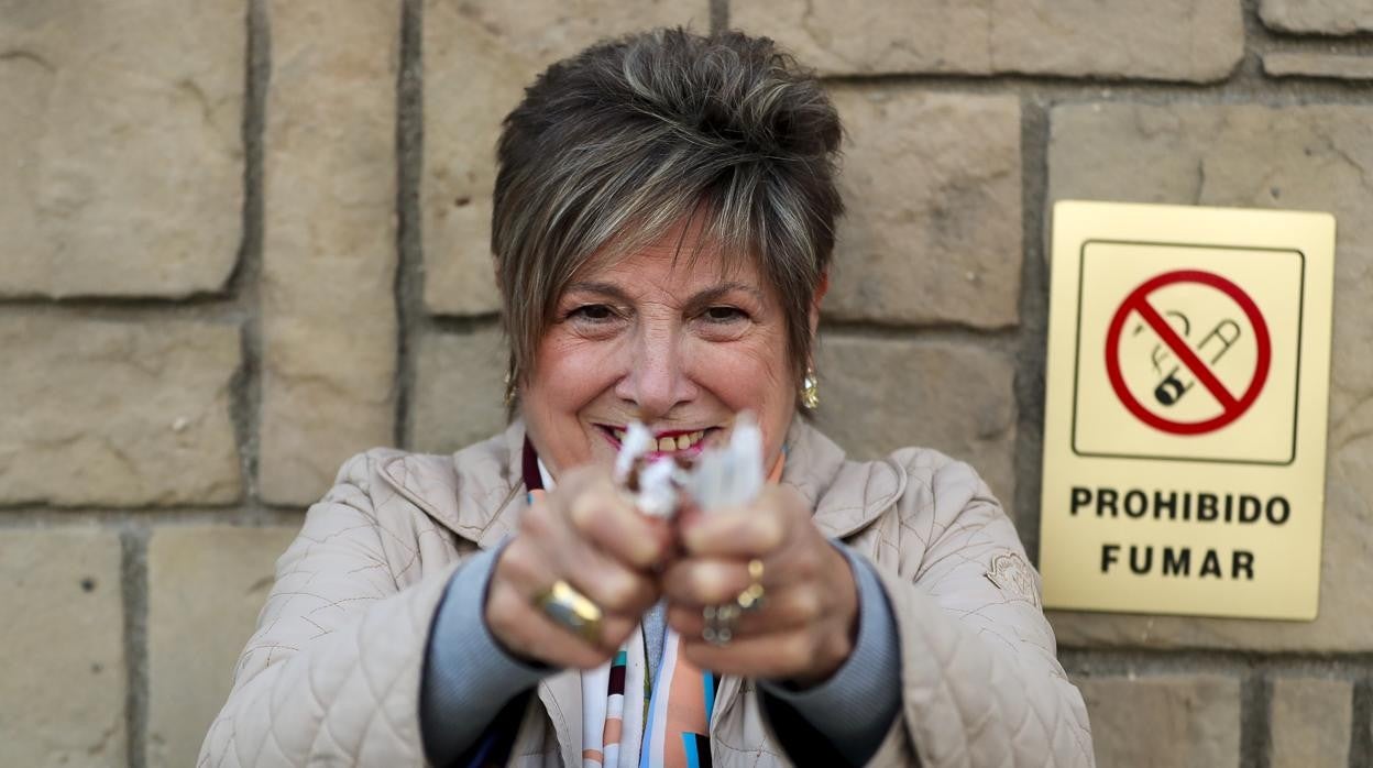 Lourdes Pousada rompe varios cigarrillos