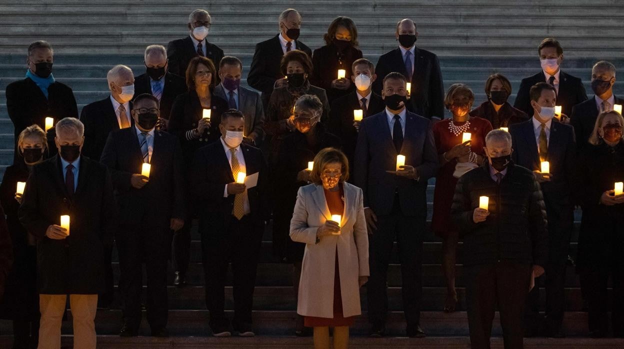 Representantes del Gobierno de Estados Unidos acuden a una vigilia en memoria de las 800.000 personas que han muerto por el Covid