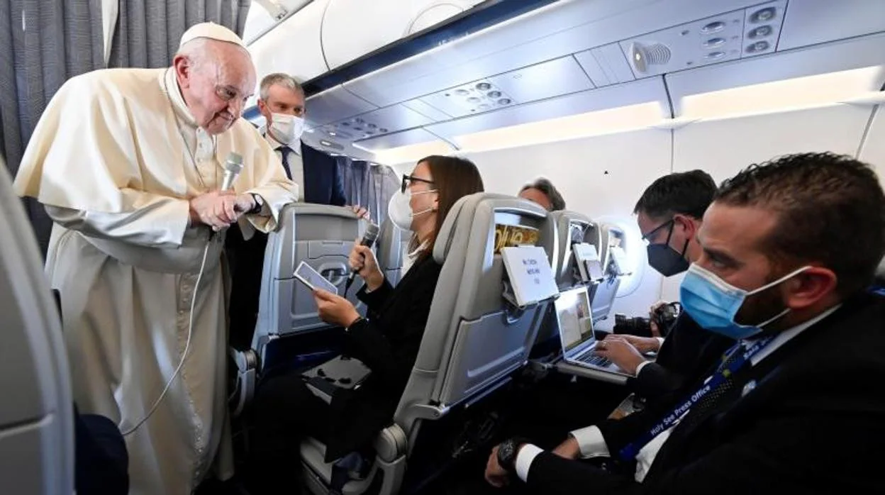 El Papa Francisco durante su último viaje internacional, hablando con los periodistas en el avión