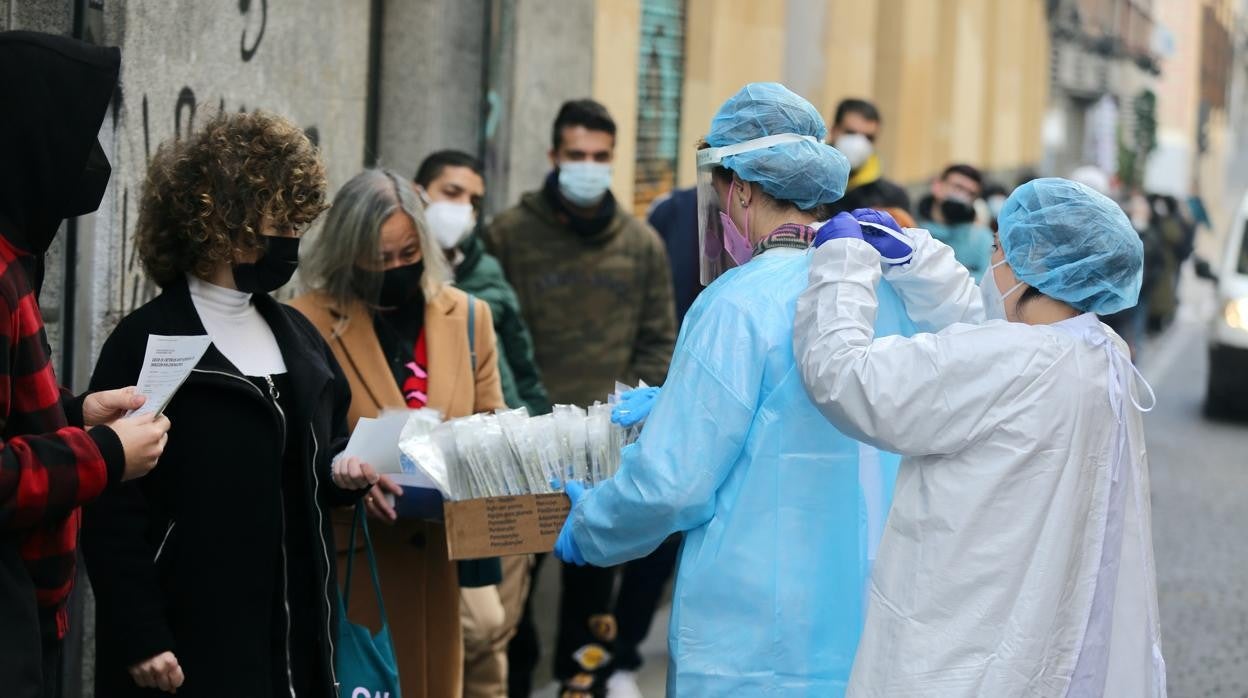 Colas en un centro de salud para someterse a test de Covid-19