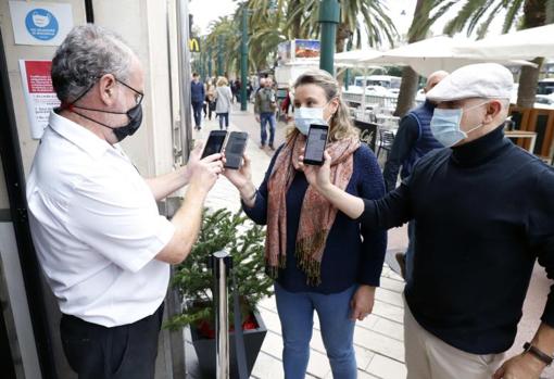 Las cuatro polémicas de la sexta ola: vacunación infantil, tercera dosis, pasaporte covid y censura