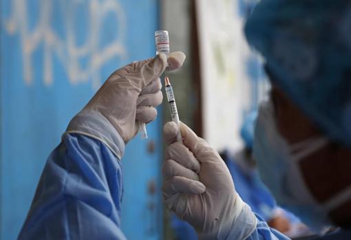 Las cuatro polémicas de la sexta ola: vacunación infantil, tercera dosis, pasaporte covid y censura