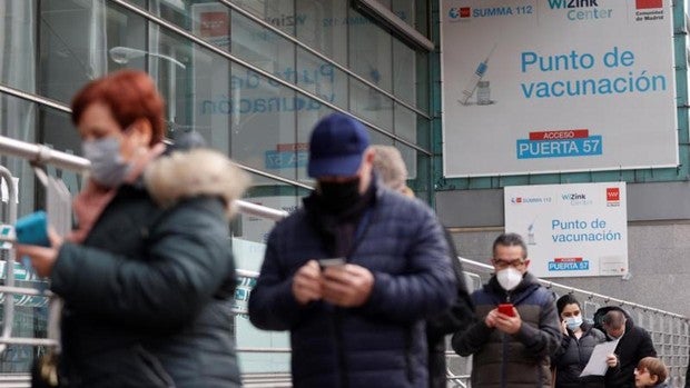 Las cuatro polémicas de la sexta ola: vacunación infantil, tercera dosis, pasaporte covid y censura