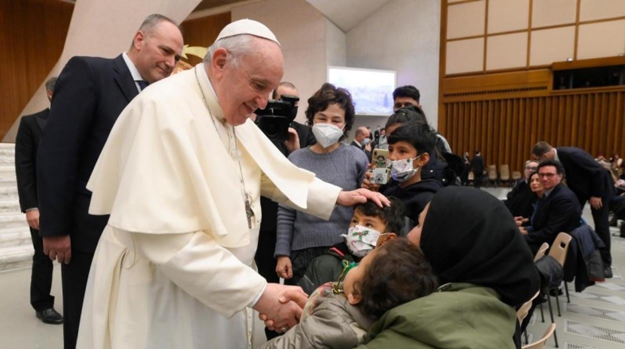 El Papa se hace cargo de una familia de Afganistán para que puedan operar el labio leporino a su hijo