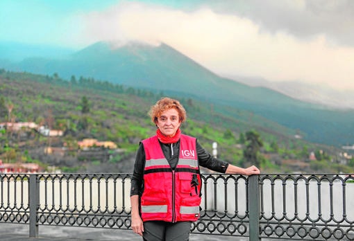 Maria José Blanco posa con el volcán detrás en el mirado de Tajuya