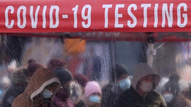 Por qué Ómicron nos puede poner en un aprieto, aunque produzca síntomas más leves