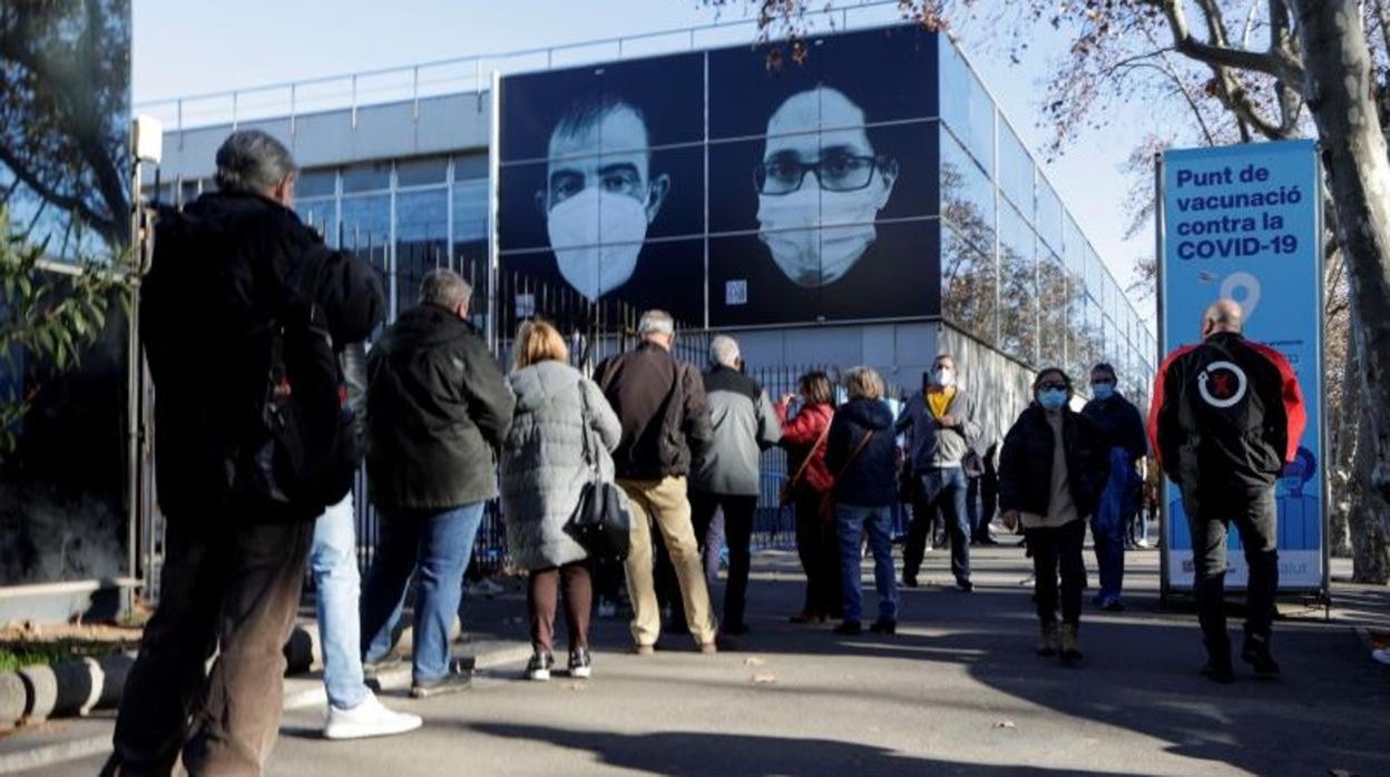 Colas para vacunarse en Barcelona