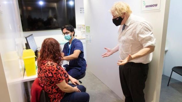El «experimento» de Reino Unido con la variante Ómicron desata una ola de críticas a Johnson