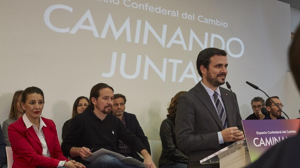 Imagen de archivo, era febrero de 2020 cuando Díaz se sentaba a la diestra de Pablo Iglesias mientras escuchaba a Garzón