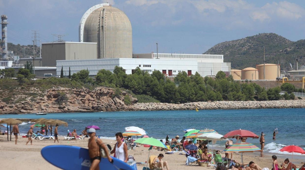 Vista desde la playa de la Almadraba de la central nuclear de Vandellòs (Tarragona)