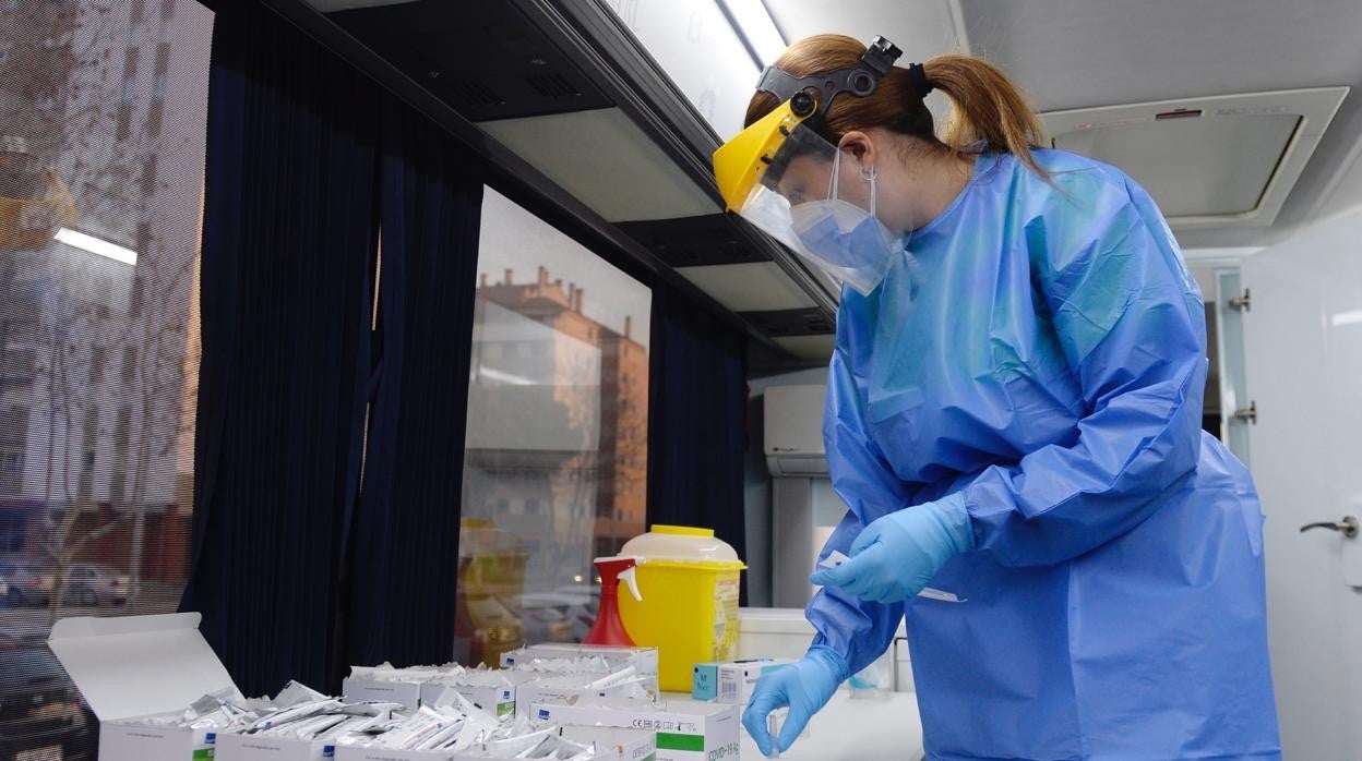 Una sanitaria prepara pruebas de detección del virus