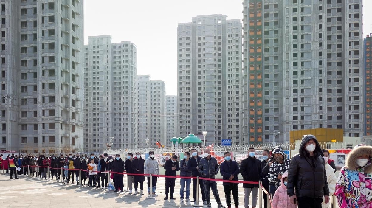 Colas para el cribado masivo en la ciudad de Tianjin