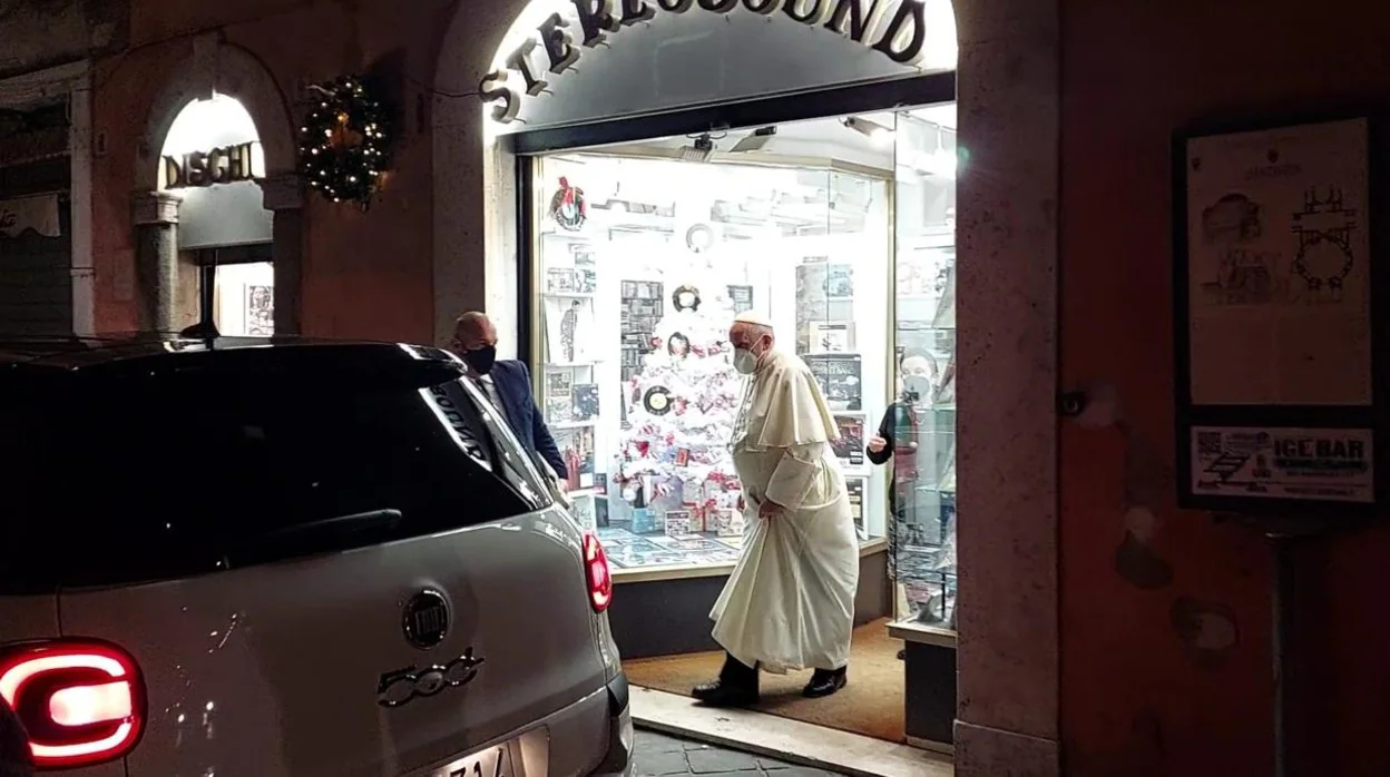 El Papa sale de la tienda de discos en pleno centro de Roma