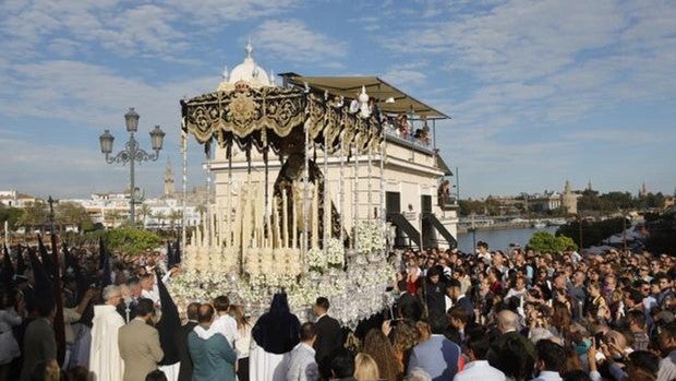 Palio de la Virgen de la Estrella entrando en la calle Reyes Católicos de Sevilla el Domingo de Ramos de 2019