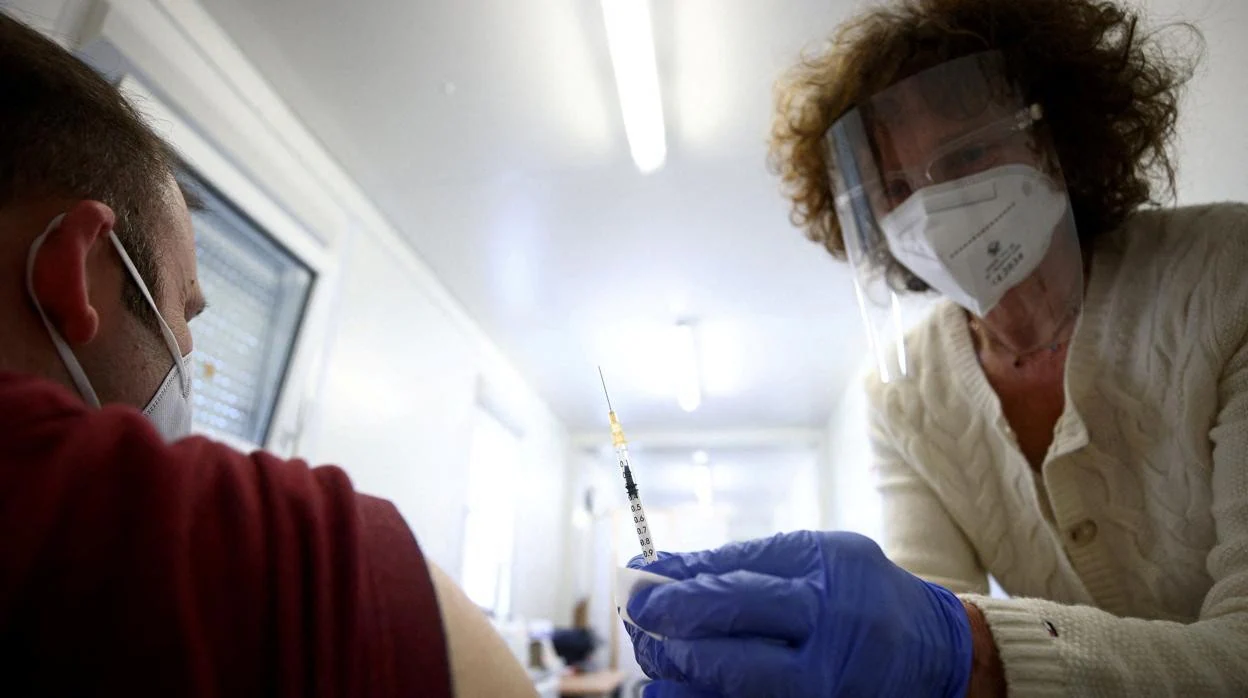 Un hombre recibe la vacuna contra el Covid en Viena