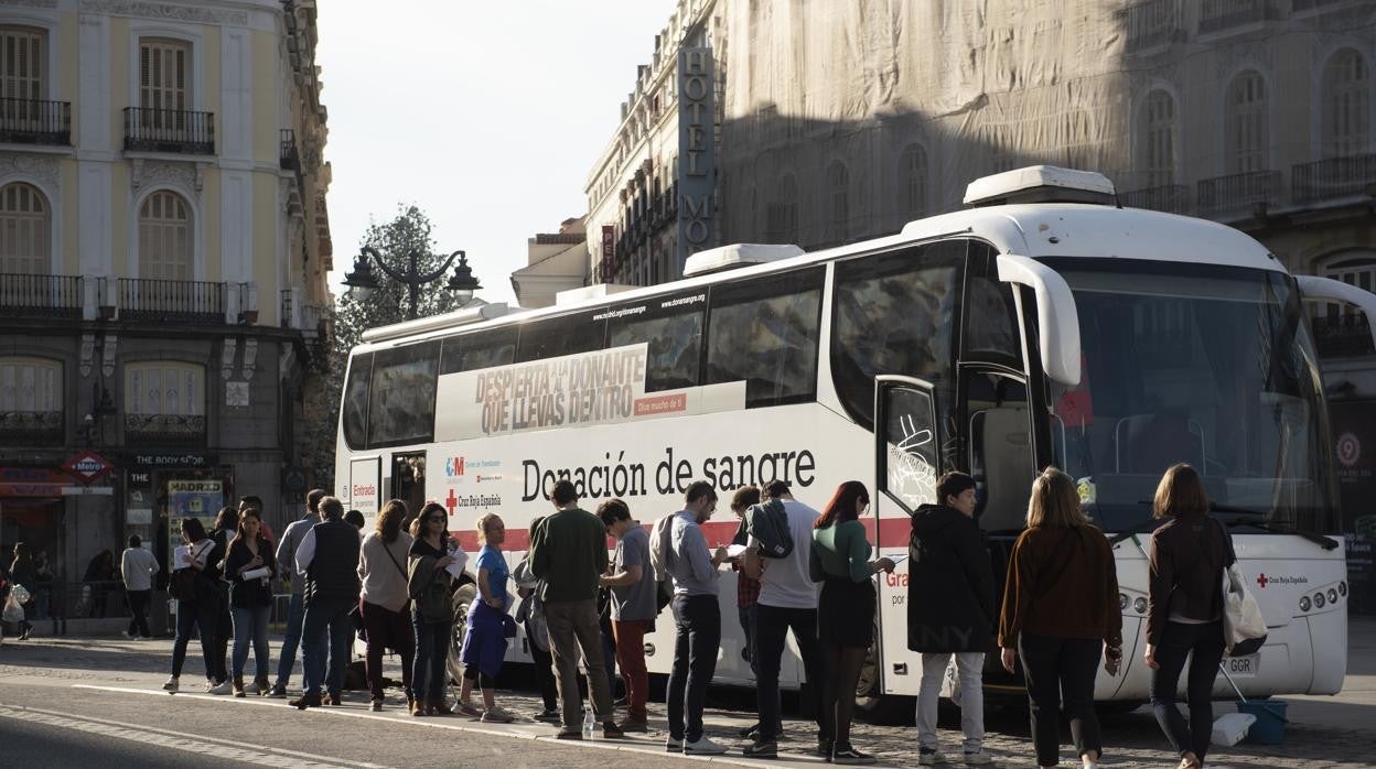 Cola de personas esperando para donar sangre, antes de la pandemia