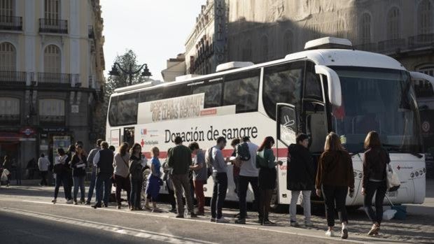 Sanidad permite donar sangre a los 7 días de dar positivo en Covid ante la escasez por la pandemia