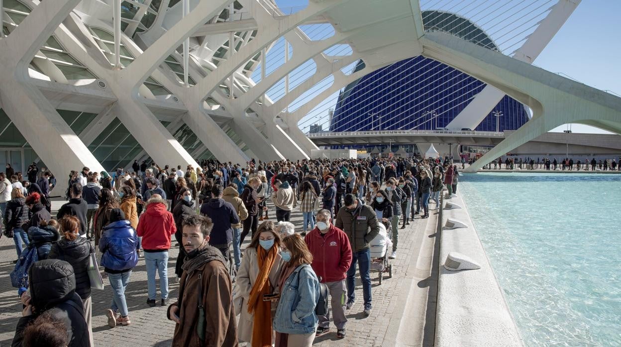 Colas en Valencia, el pasado diciembre, para recibir la vacuna contra el Covid-19/ Austria impone la obligatoriedad de la vacuna y en Países Bajos siguen las protestas de los negacionistas