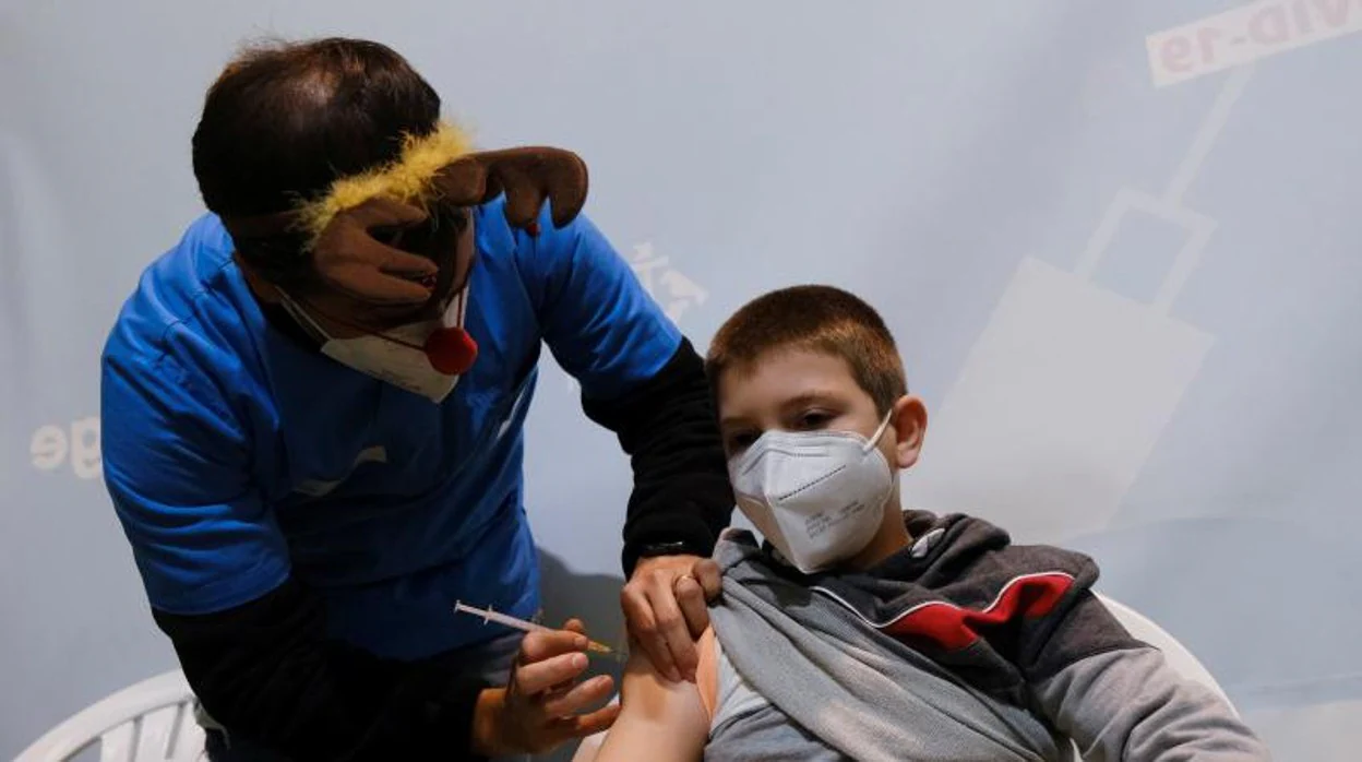 Un niño recibe su vacuna contra el coronavirus en Portugal