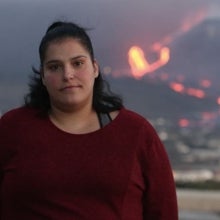 Amanda, con el volcán al fondo