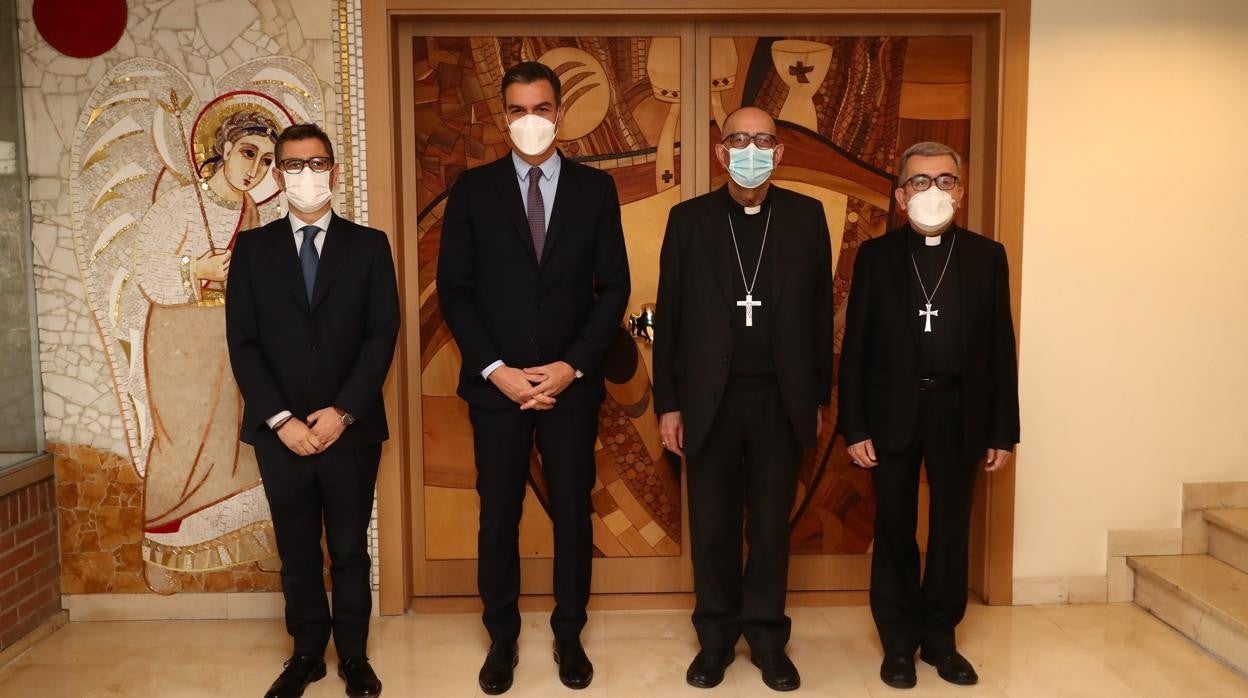 El presidente del Gobierno, Pedro Sánchez (2i), y el ministro de Presidencia, Félix Bolaños (i), posan para una foto de grupo con el presidente de la Conferencia Episcopal, Juan José Omella (2d), y con el secretario de la Conferencia Episcopal, Luis Javier Argüello, durante un encuentro mantenido este lunes en Madrid