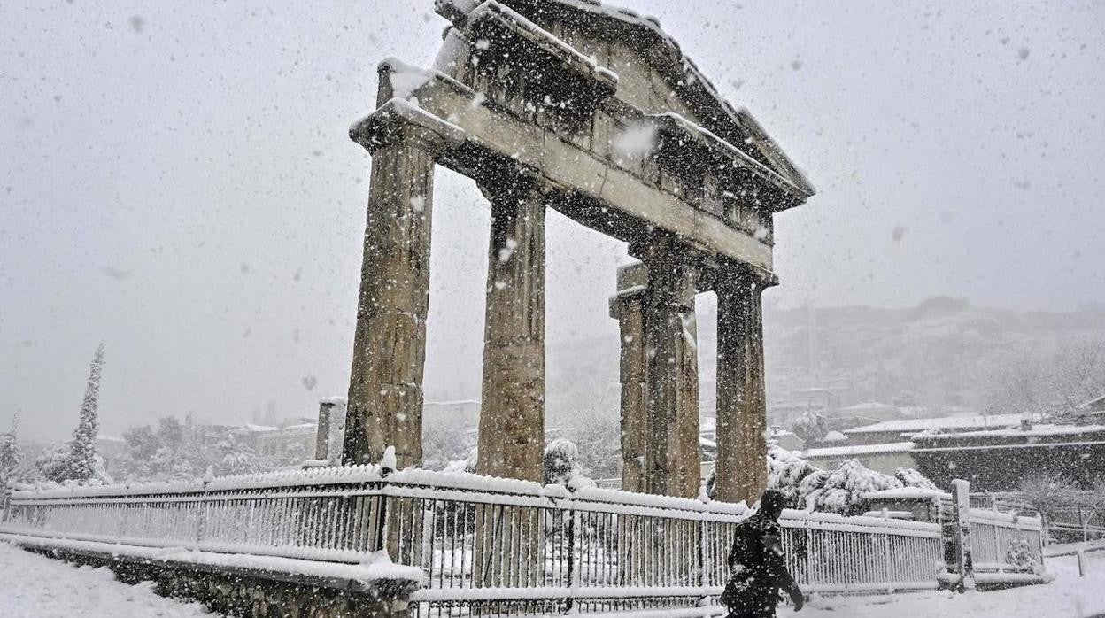 El Ágora Antigua de Atenas cubierto de nieve