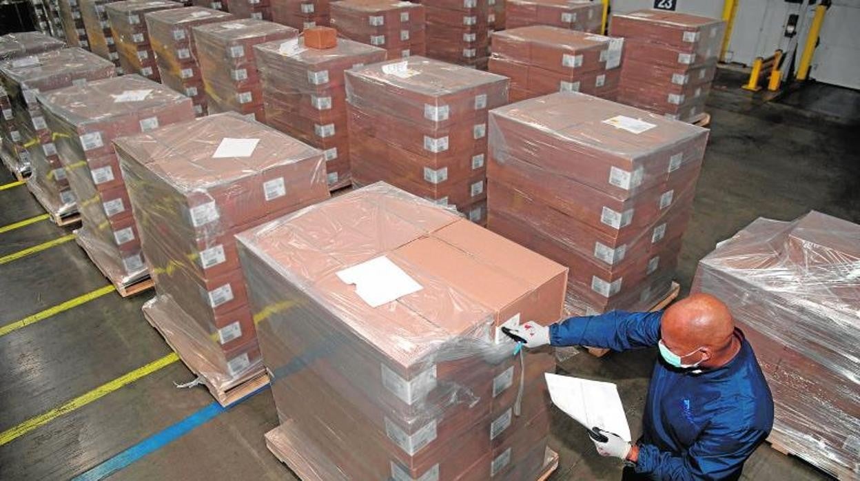 Cajas de Paxlovid en un almacén de Pfizer en Memphis (EE.UU.)