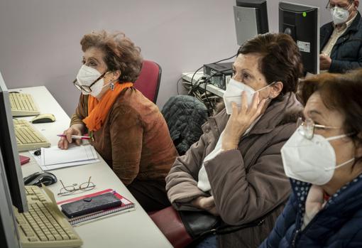 Tres mujeres en un curso de formación tecnológica para mayores de 65 años