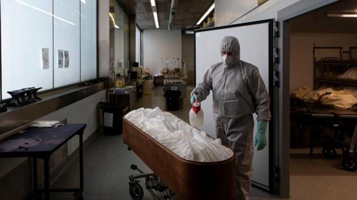 Traslado de un cadáver durante la primera ola