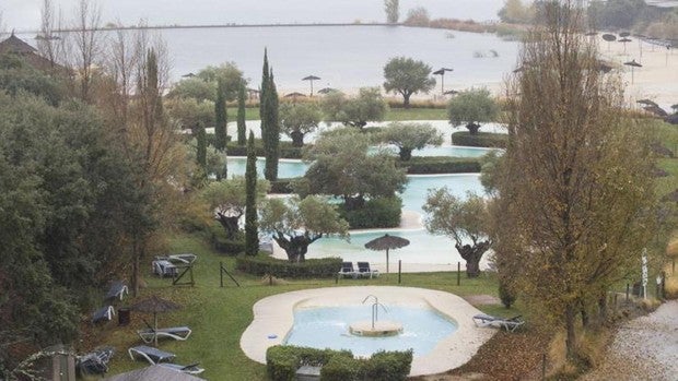 El derribo parcial del «resort» de lujo extremeño de la isla de Valdecañas avanza