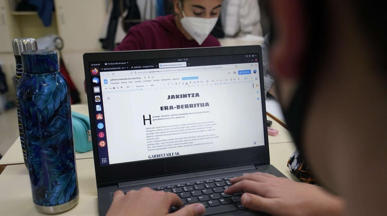 Un adolescente realiza un trabajo escolar en euskera