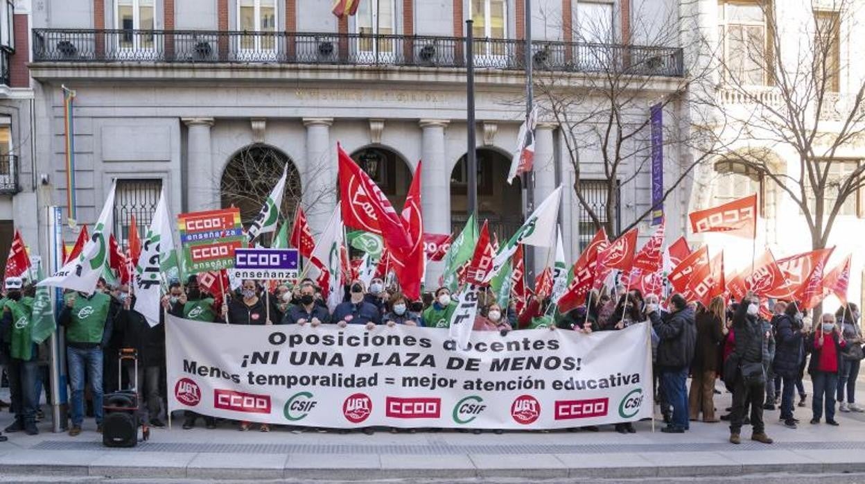 Varios manifestantes en una concentración frente al Ministerio de Educación y Formación Profesional