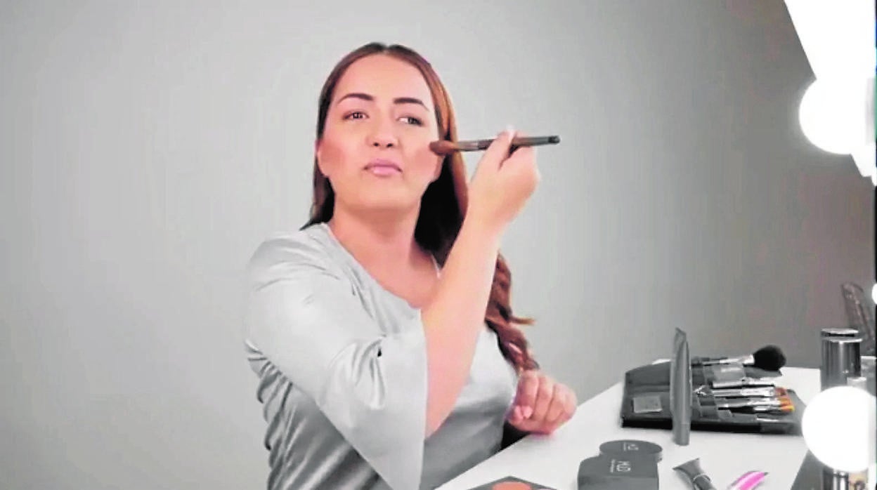 Tina, en uno de los vídeos en los que explica a sus seguidores trucos de maquillaje