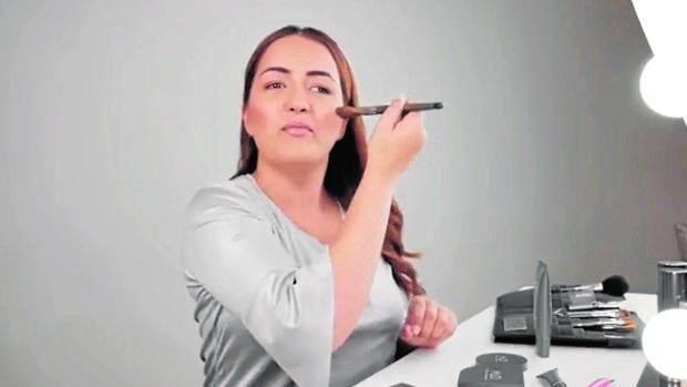 La 'influencer' que sin ver pone guapas a otras invidentes