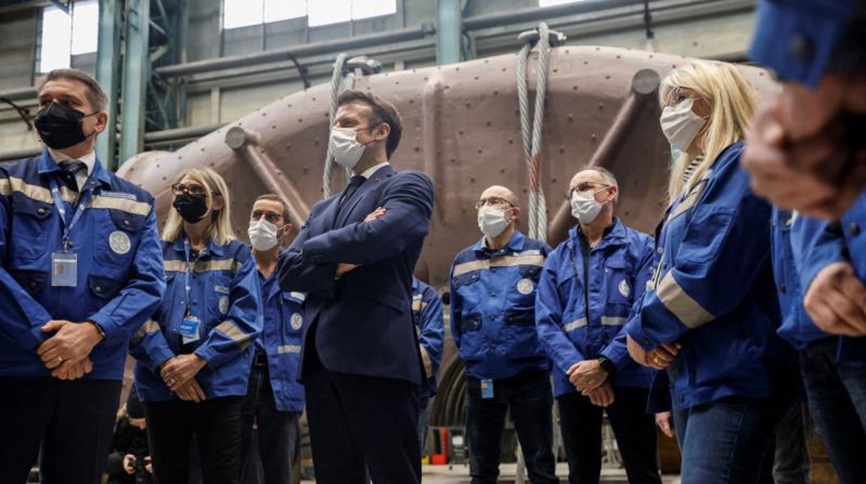 El presidente francés, Emmanuel Macron, junto a los trabajadores de la planta