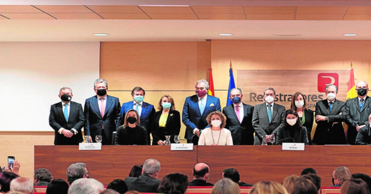 Foto de familia tomada durante la entrega de medallas del Colegio de Registradores