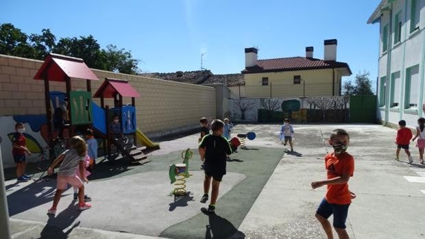 Caos en los colegios durante el primer día sin mascarillas en los recreos