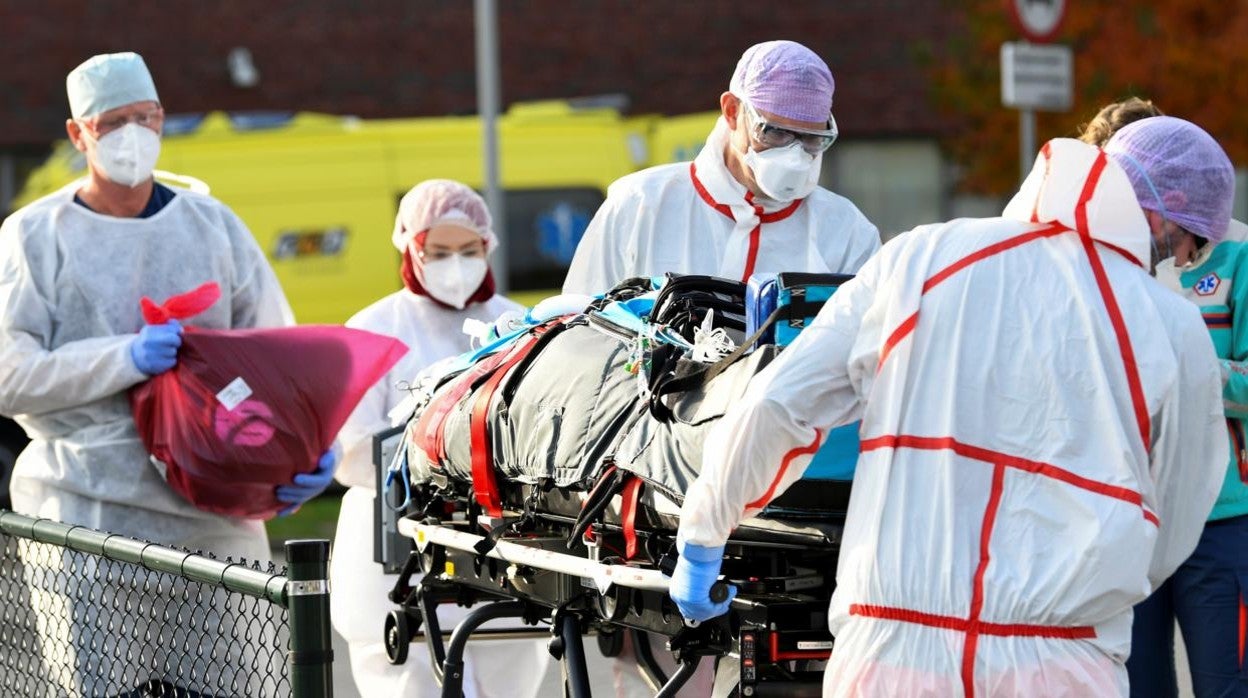 Facultativos germanos trasladan a un paciente de coronavirus