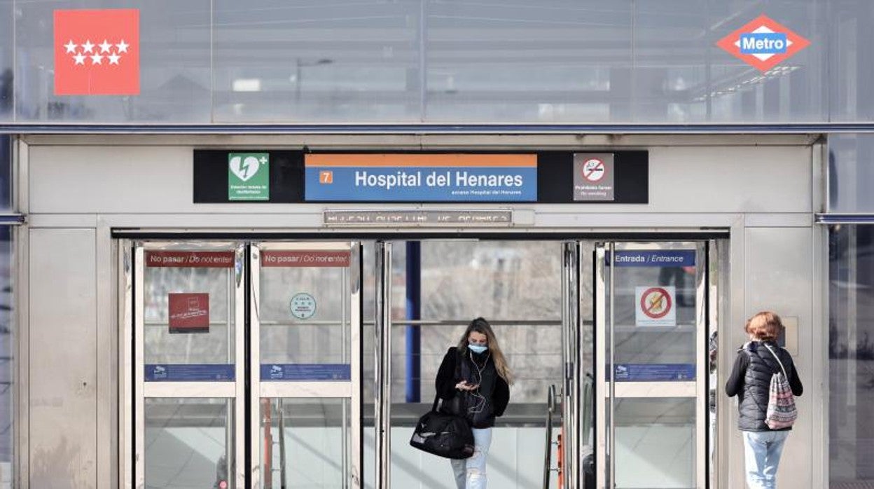 Dos viandantes en la estación de Metro de la línea 7 de Hospital del Henares, en Madrid