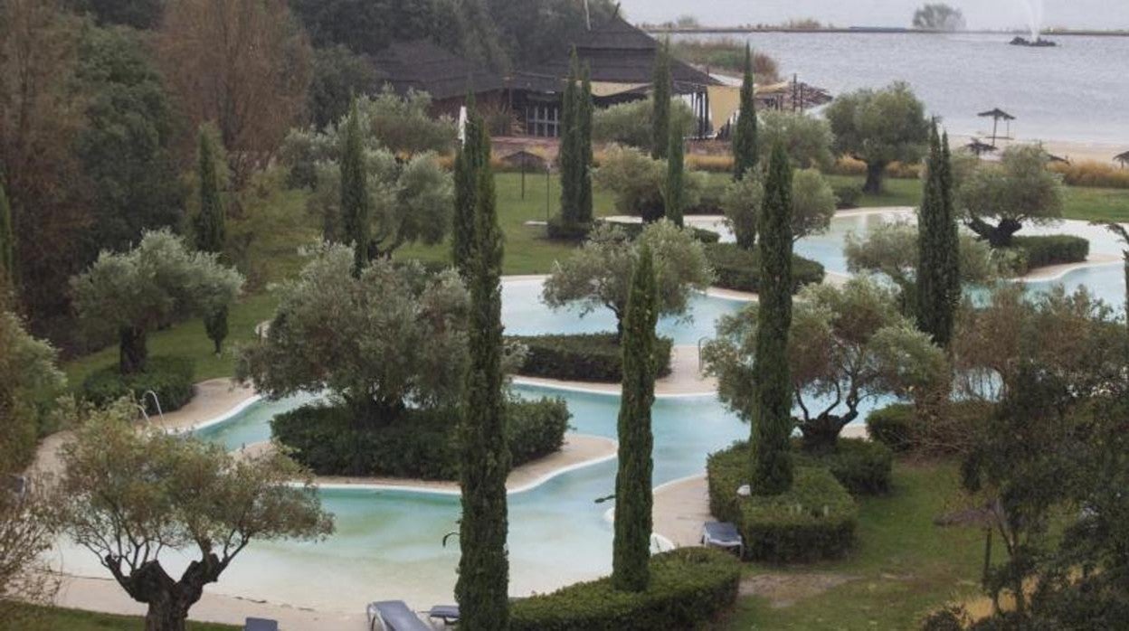 Zona de piscinas de la Marina Isla de Valdecañas