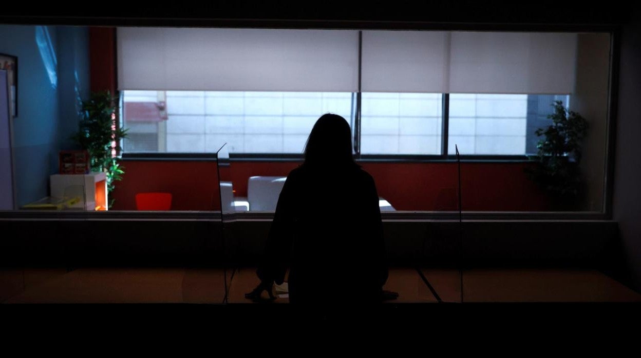 Vista de la cámara Hessel, un espacio para tranquilizar y proteger a las víctimas antes de declarar. Son cerca de las 10.00 horas de la mañana en un juzgado de violencia de género en España