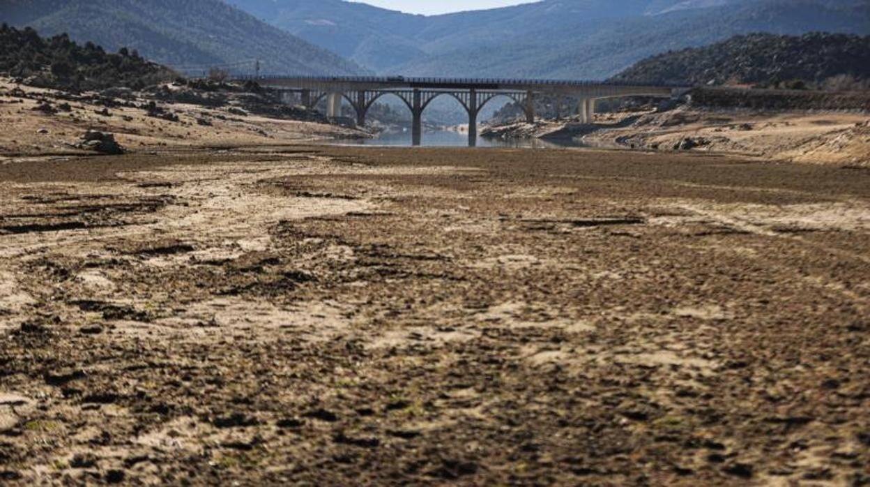 El pantano y presa de El Burguillo (Ávila) comienza a secarse con motivo de la sequía