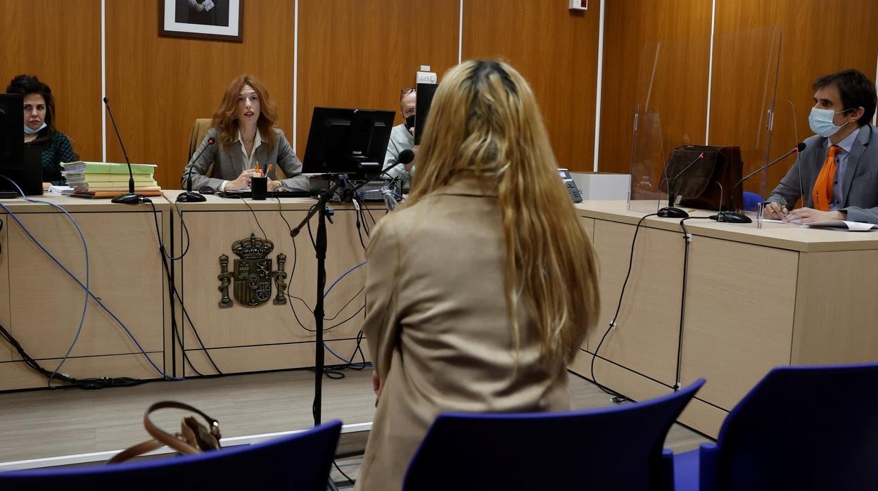 Con ‘escolta’ policial a los 15 años para evitar que tu exnovio te mate