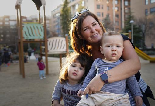 Eva, además de profesora, es madre soltera de dos niños. Un problema con las notificaciones electrónicas le impide cobrar parte de su baja