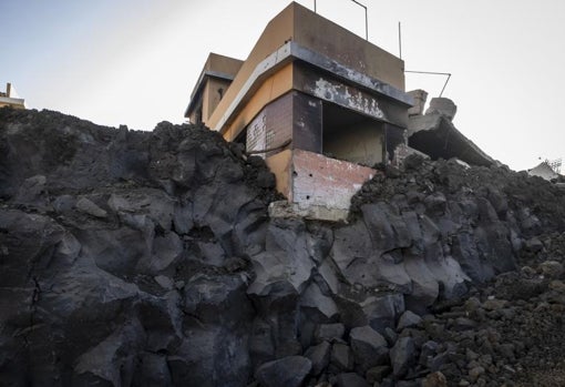 Basalto cubriendo una construcción