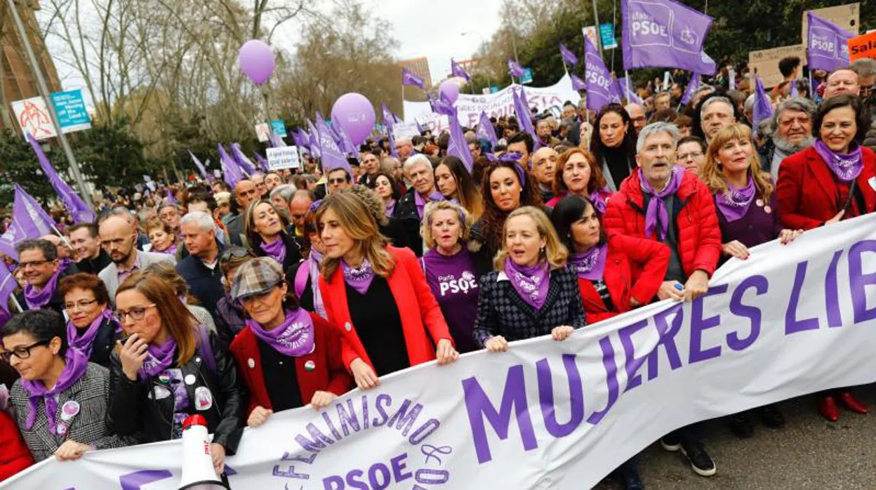 El PSOE durante la manifestación del 8M de 2020, entre quienes se encontraban: Carmen Calvo, Begoña Gómez (esposa de Pedro Sánchez), Nadia Calviño, Carolina Darias o Fernando Grande-Marlaska
