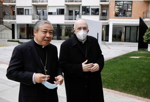 El Nuncio, Bernardito Auza, y el cardenal arzobispo de Madrid, Carlos Osoro, a su llegada al Congreso